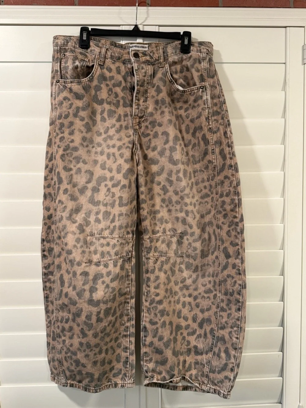 WE THE FREE High-Rise Leopard Print barrel Jeans - Tan & Gray - Picture 2 of 2
